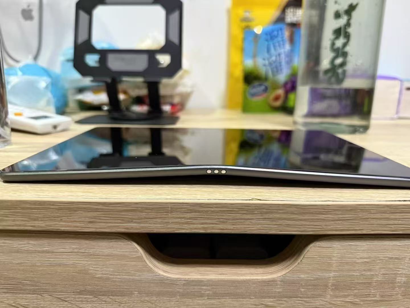 iPad的外玻璃是真任性，顶到东非大裂还没碎，正常用。 ​​​
