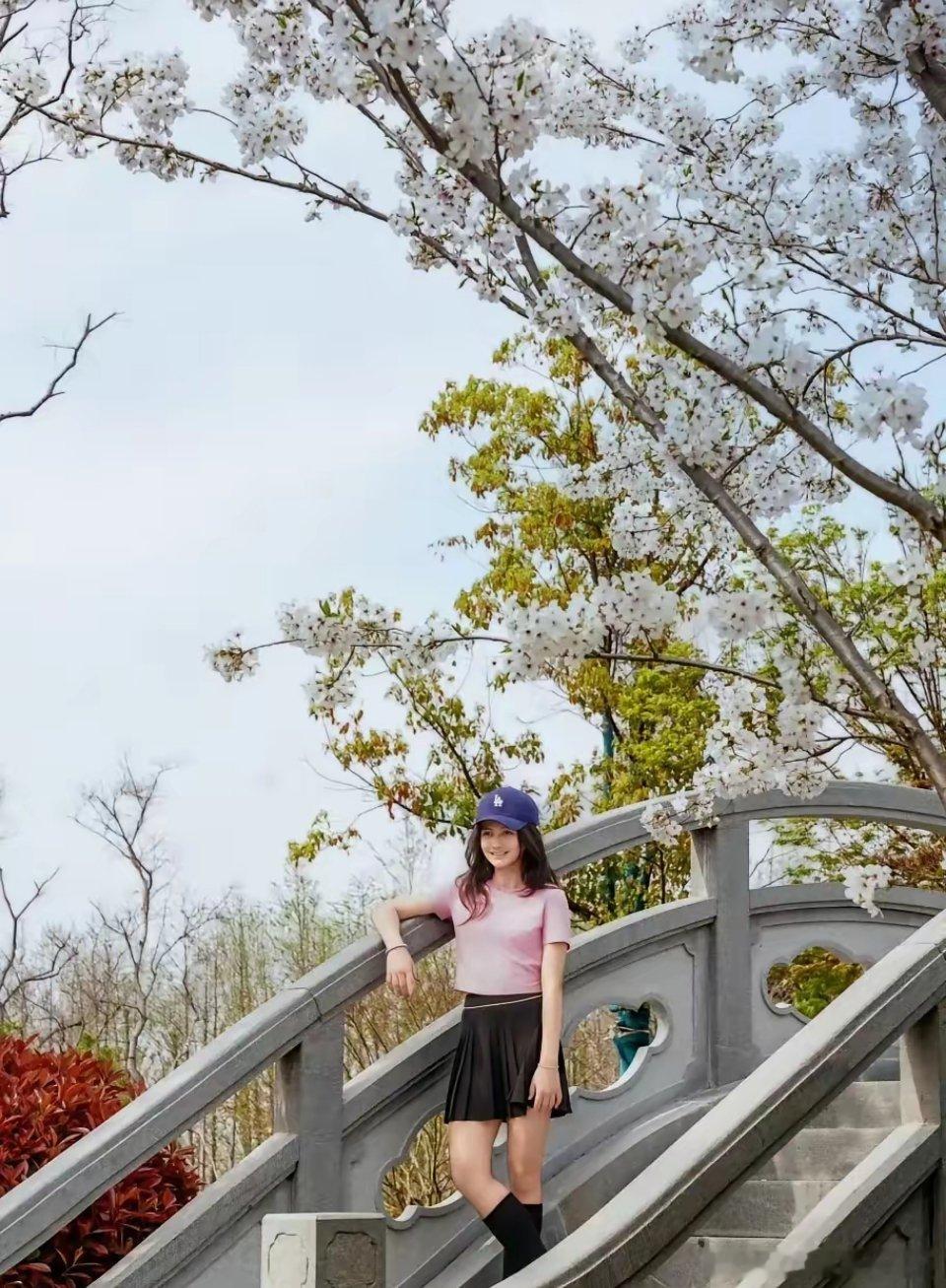 5月27日，吴奇隆前妻马雅舒，引发网友关注。原因是网上曝出多张照片，她的外籍老公