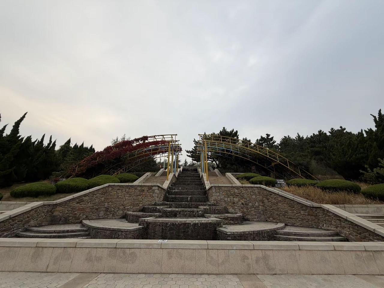 凤凰山公园！ 凤凰山公园真的很好，站在山顶北面可以眺望大海，南面可以俯瞰凤凰湖，