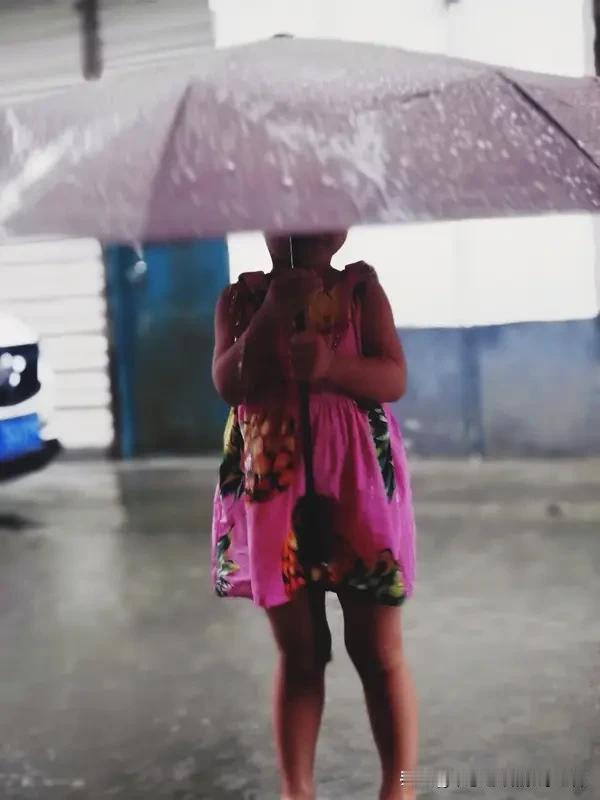 “人到一定岁数，就得学会自己撑伞。没有人会一直为你遮风挡雨，能靠得住的，只有你自