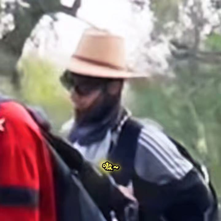 朱志鑫其实根本没在听吧朱志鑫谁说这不算句句有回应 阎鹤祥讲得挺投入，朱志鑫的“嗷