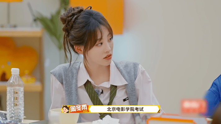 周冬雨素颜录节目这居然是素颜的周冬雨 别人都在比谁的妆更精致，她洗个脸就来了。这