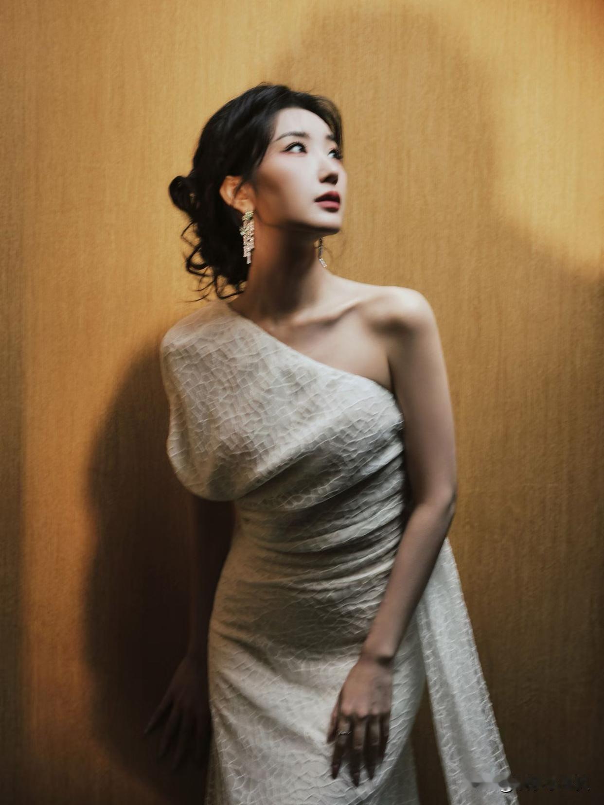 毛晓彤这美貌，简直是白月光。