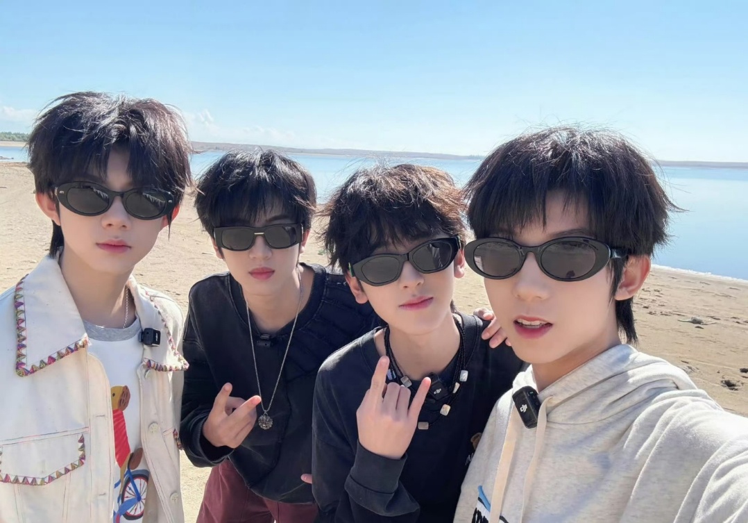 左奇函晒新疆游合照由陈奕恒、杨博文、张桂源、左奇函等成员组成的小分队曾赴新疆进行