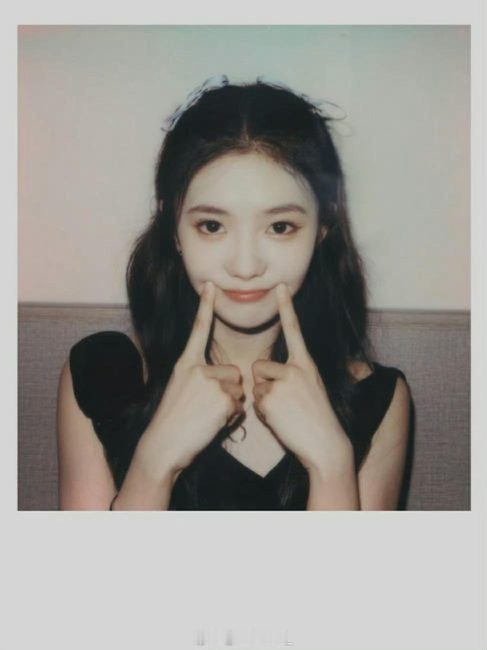 #刘浩存[超话]#嘿嘿假笑小存也好可爱啊,像是可爱小猫一样“外界的声音太杂乱，听