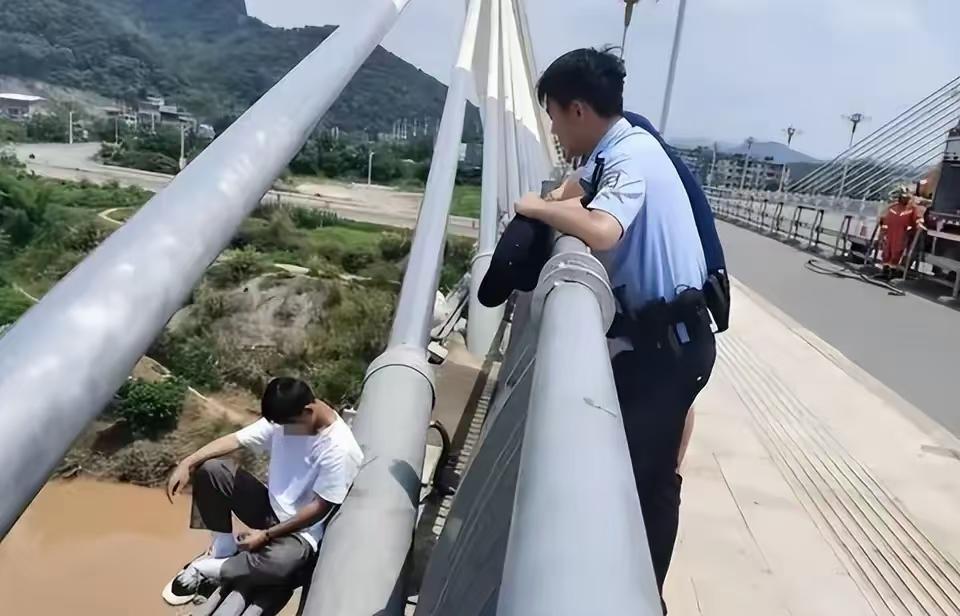浙江杭州夜，一位外卖小哥忙着送餐赶路，无意间瞥见大桥护栏外面坐着个情绪崩溃的男孩