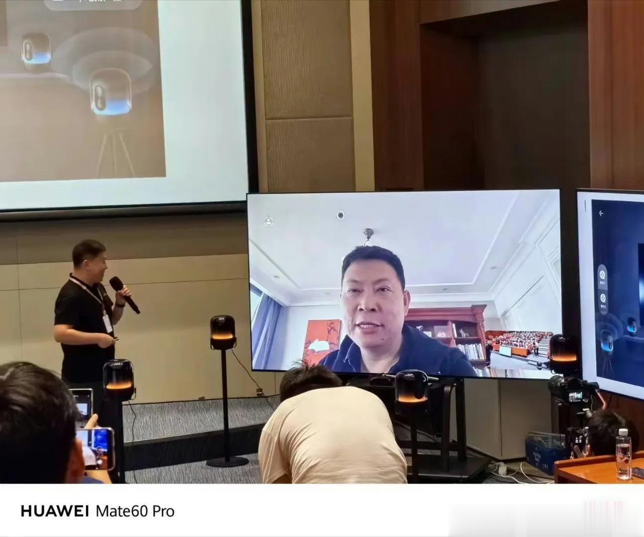 华为花粉年会，现场华为智慧屏连线余承东，余总这大脑袋看着还是挺可爱的[呲牙]