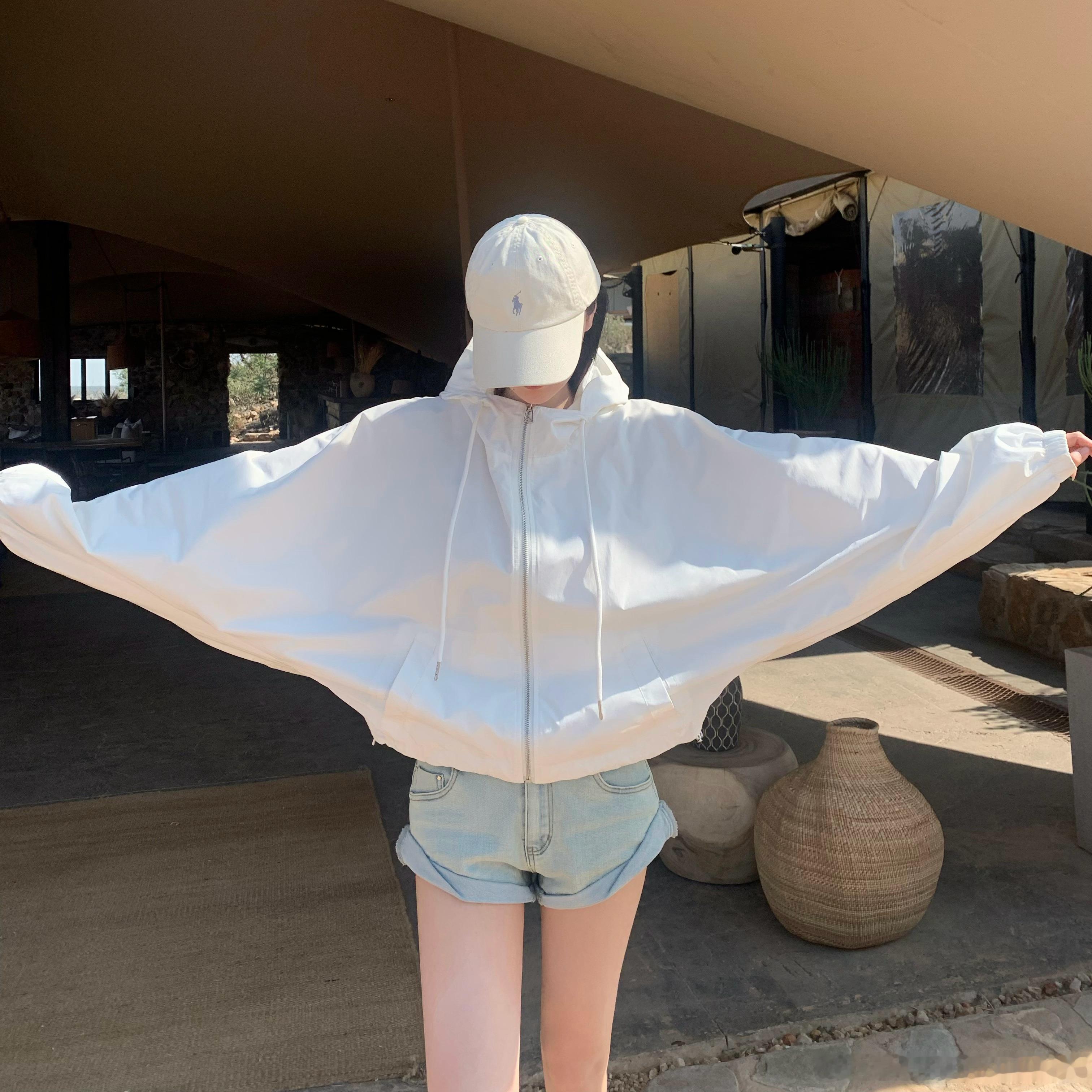 春季必备的小白防晒外套什么都能搭 好穿好穿好穿！ ​​​