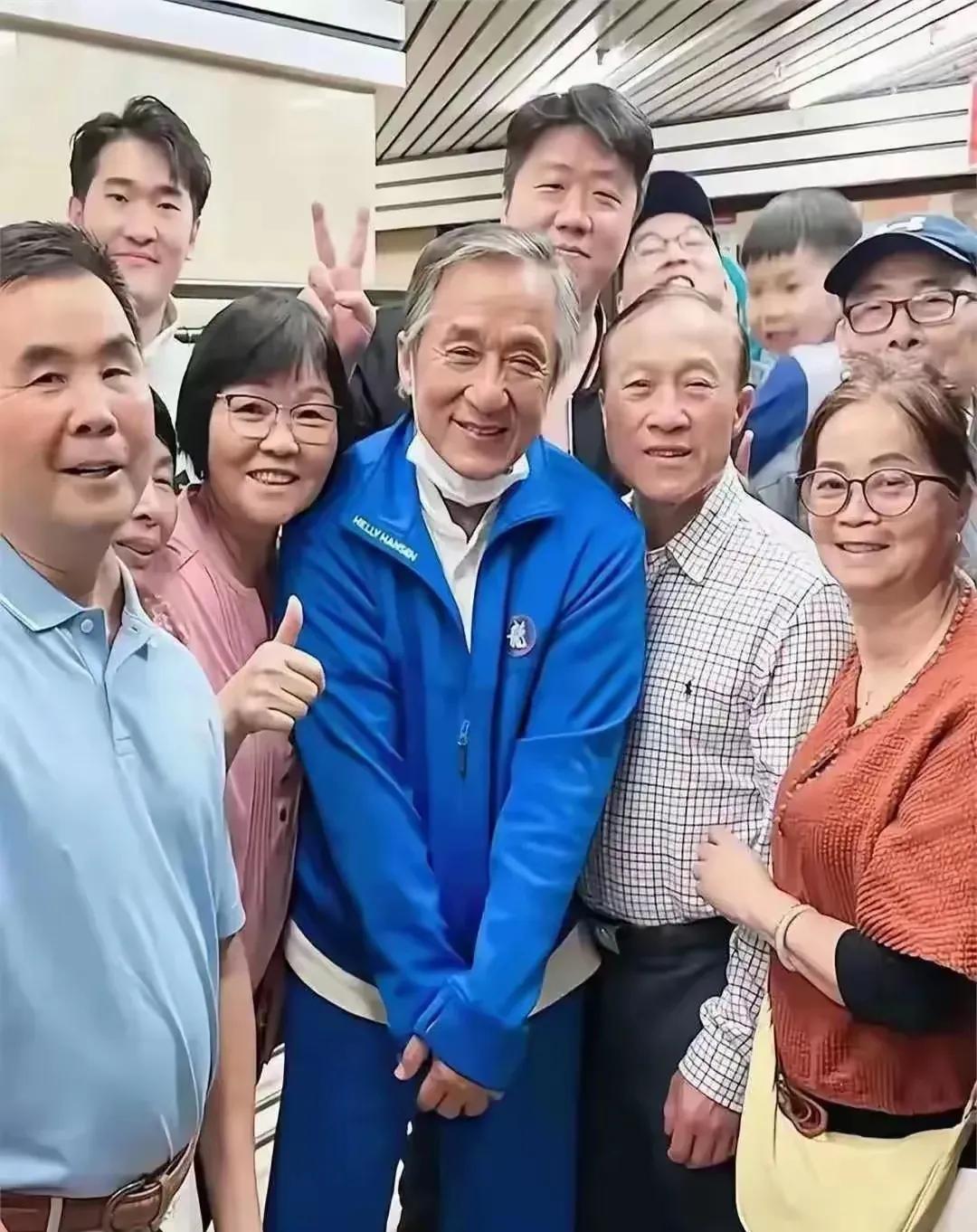 他站在一帮老年人中央，完全看不出是个大明星！除了穿得比较年轻之外，他和普通老年人