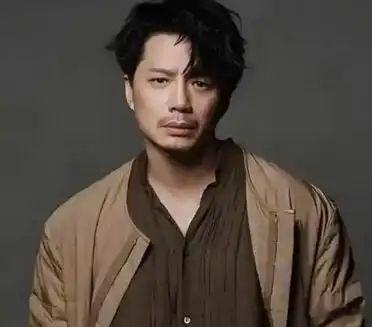 瞧瞧这事闹的——段奕宏啊，荧幕上那叫一个狠角色，生活中却为一个“怕疼”的女人，把