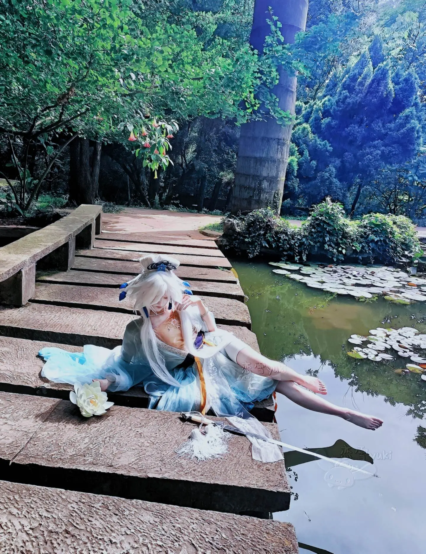 晚风吹起你鬓间的白发，抚平回忆留下的疤。暮色遮住你蹒跚的步伐，走近床头...