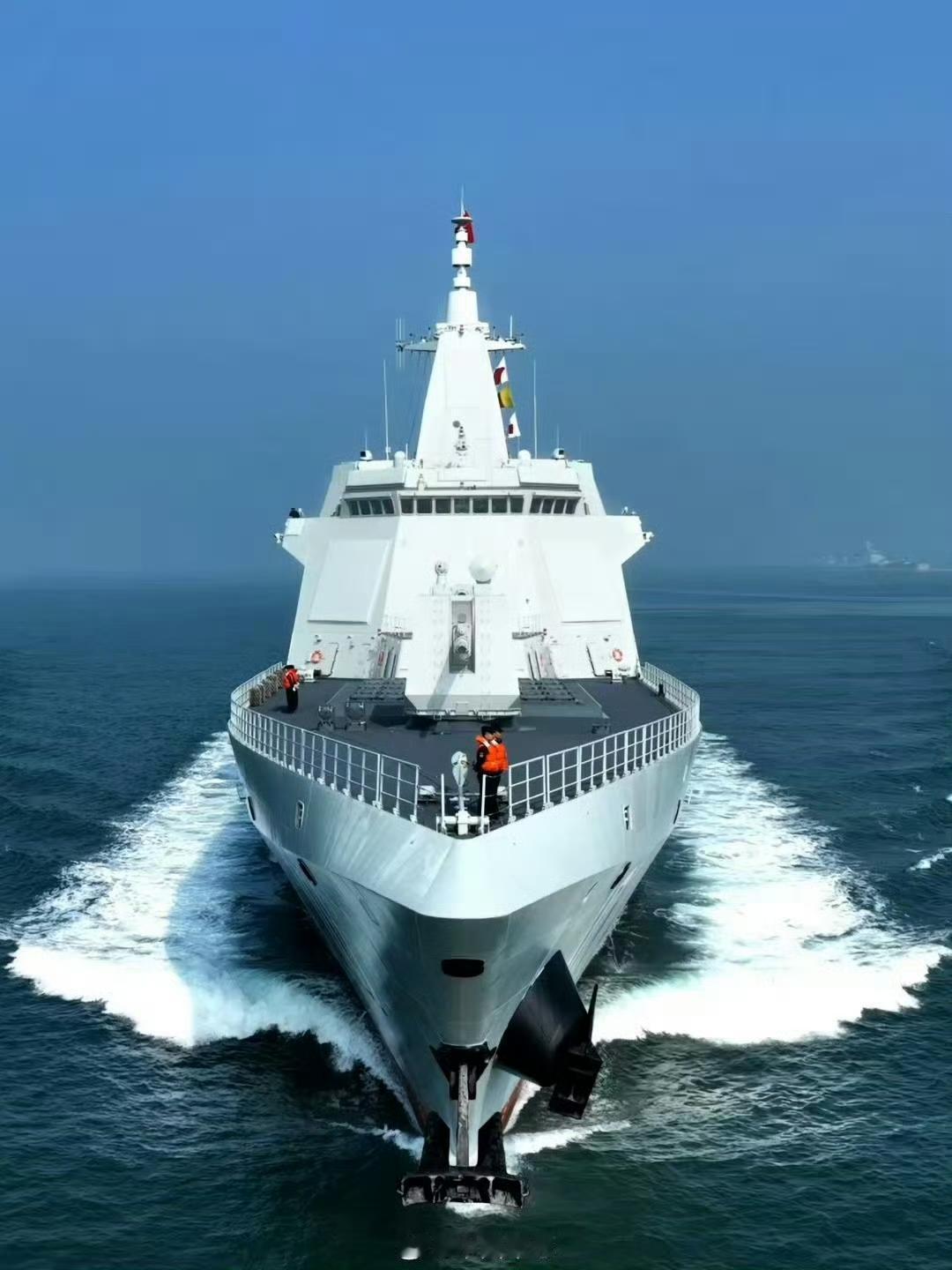 又见祖传手法，055大“艇”，刁钻的拍摄角度！