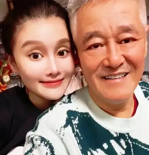 球球因事业压力抑郁症复发，面临身体和心理的双重困扰。她曾经历网暴和事业起伏，情绪