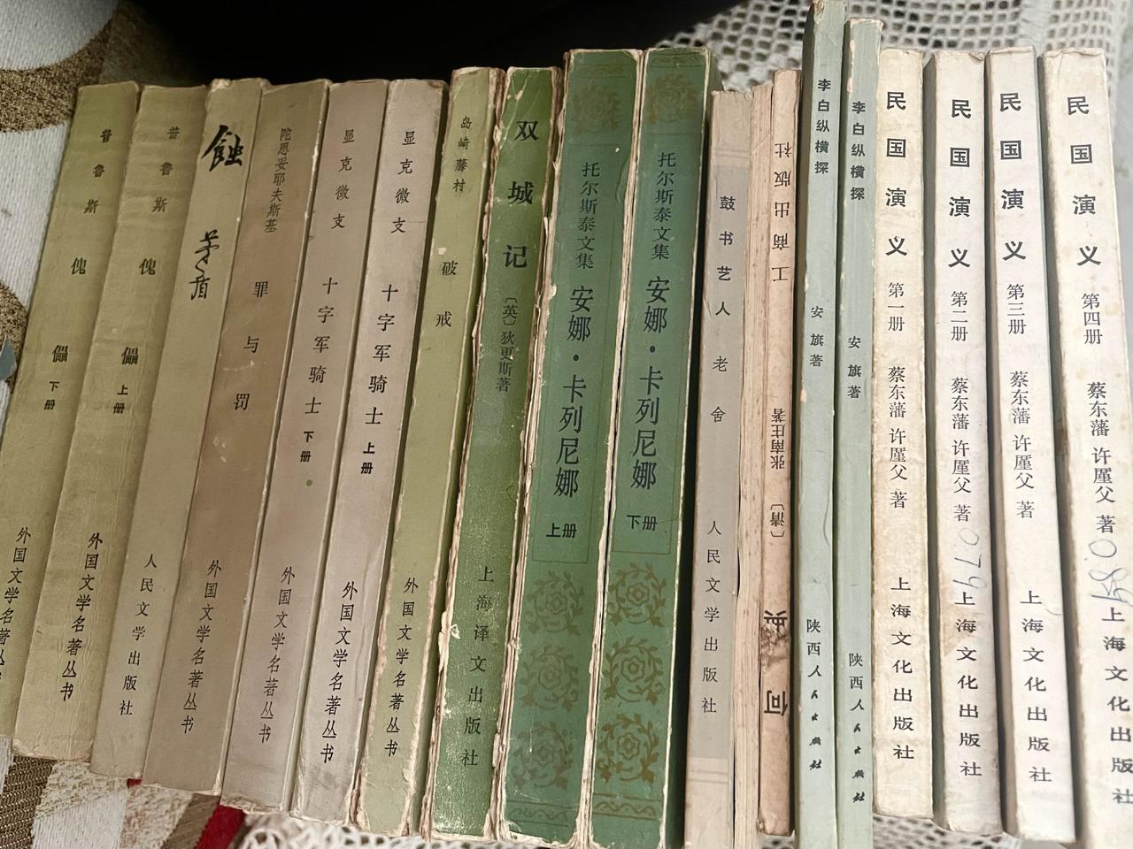 家藏几百本文学书籍，绝大多数都是八十年代初印刷出版的老书。这得益于我从小时候就喜