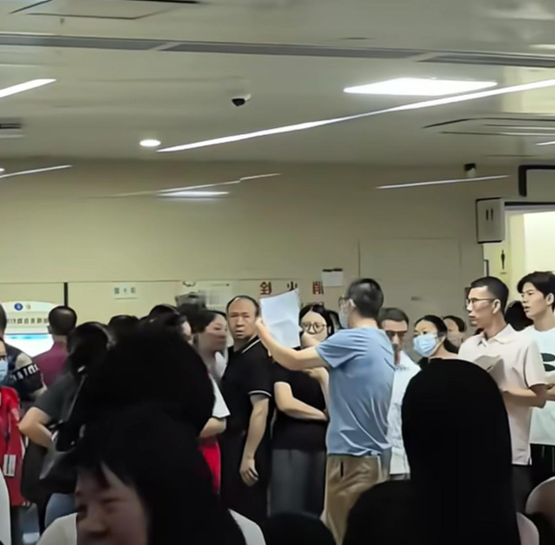 男子带妻女去做亲子鉴定，结果女儿不是亲生，直接拿着鉴定结果让周围所有人看。有女网