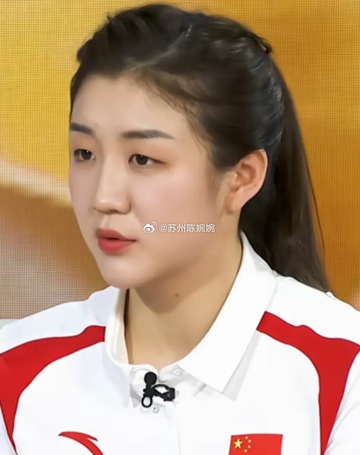 主持人问陈梦:“哪一场球输的是你最不能接受的？”陈梦说:“2021年的世乒赛。”