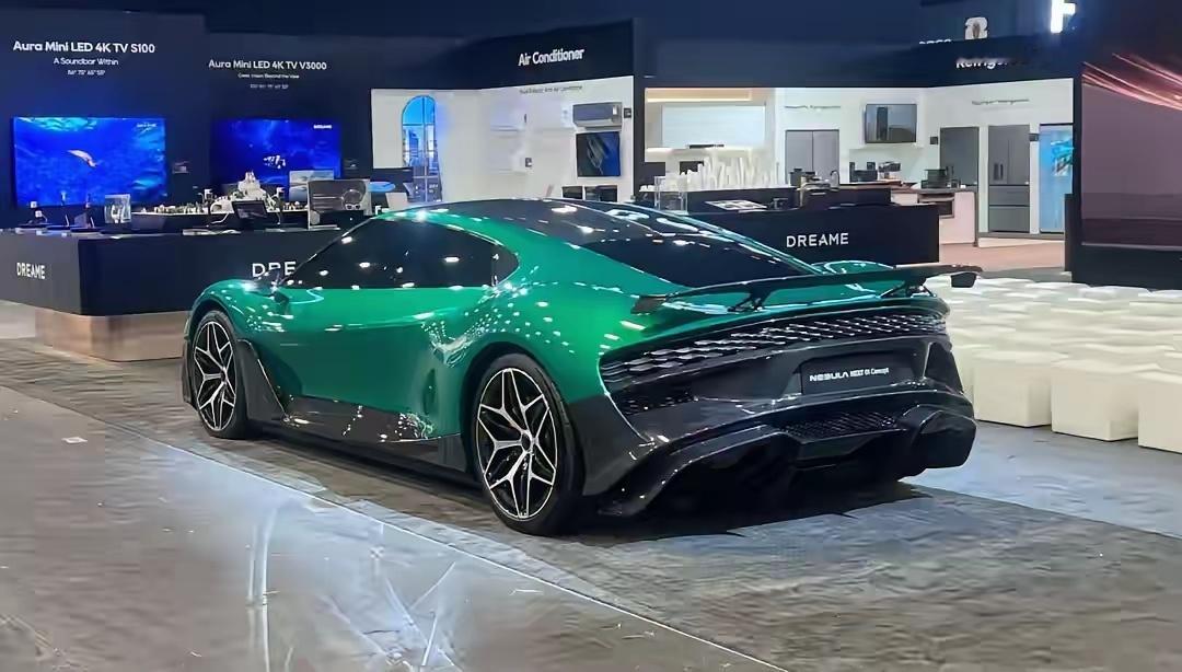 追觅不仅造车了，手机渲染图也流出主打一个超跑配豪机，浓浓的高端味下回跟设计师说说