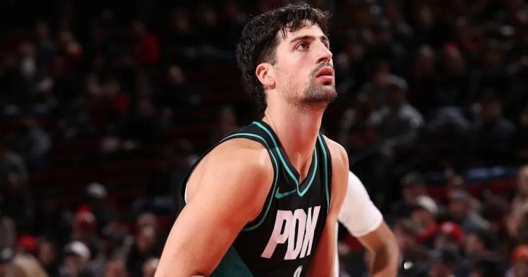 杰伦今天平了生涯最高的50分，“猛牛肩扛中投王”对决中赢了莱纳德，第三节独自一串