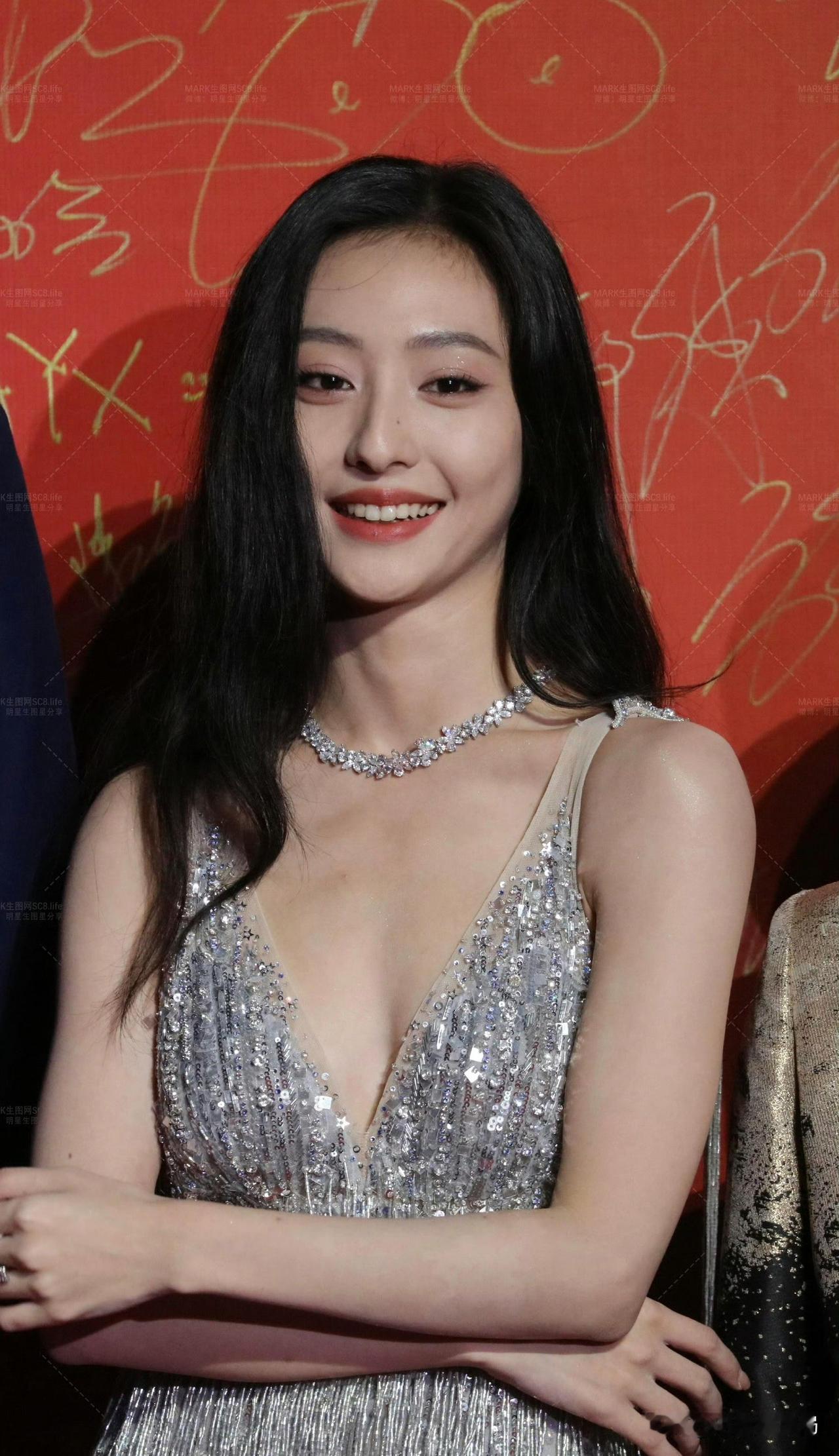 现在拍妲己的，要么太端着，要么太用力。直到看到她
不声不响就把“勾魂”俩字写脸上