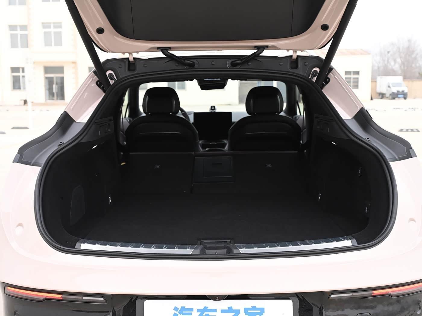 老蒋原创 借着给车保养的功夫试了试新款007GT。外观内饰用料这些相较老款没特别