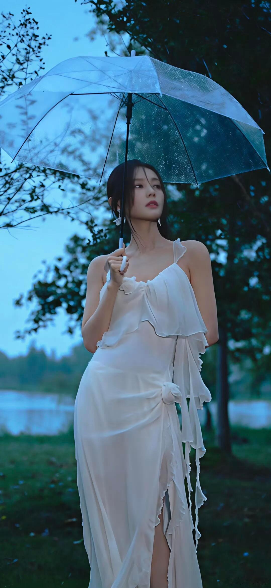 李一桐拿了真蛇 不局限于常规红毯思路，李一桐大胆选用真蛇作为造型元素，一出场直接