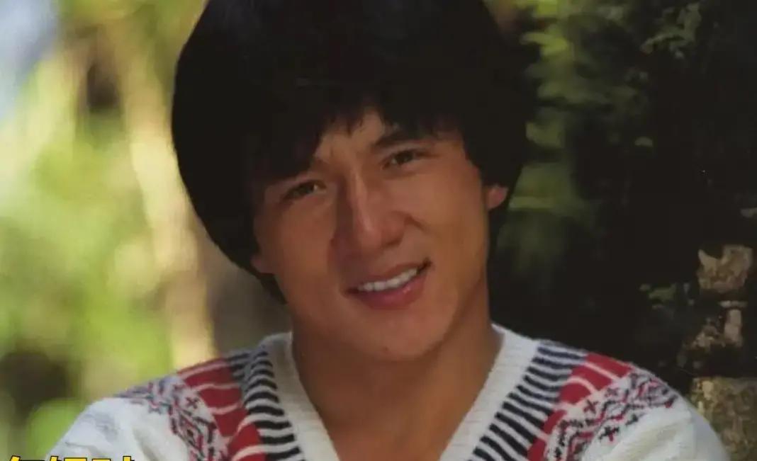 72岁洪金宝再出手
 
成龙也坐不住了。纪录片里，洪金宝抡圆了老胳膊，一棍子把年