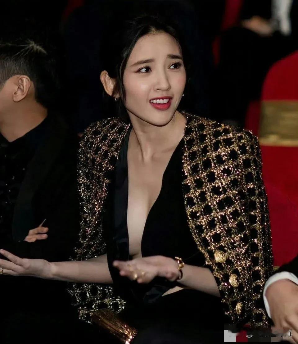 唐艺昕人美胆子大，真空出镜真大胆，竞争激烈啊​！身材真美啊，很少有身材这么瘦，但