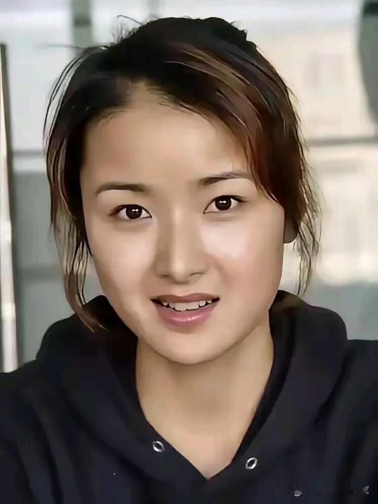 年轻时的她很灵气，一双眼睛很吸引人，看起来是纯天然的颜值，为什么这样漂亮演技又好