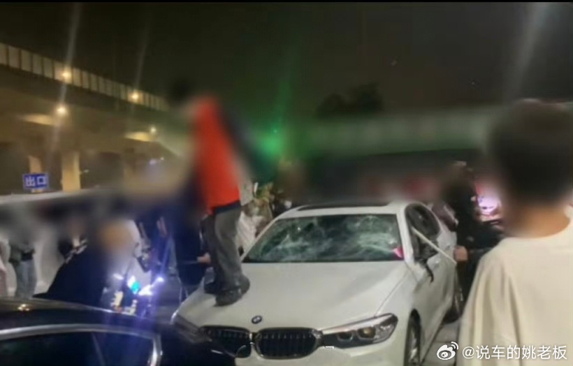 男子被追打躲进朋友宝马人车遭打砸6月23日，临沂公安通报称，6月22日凌晨2时3