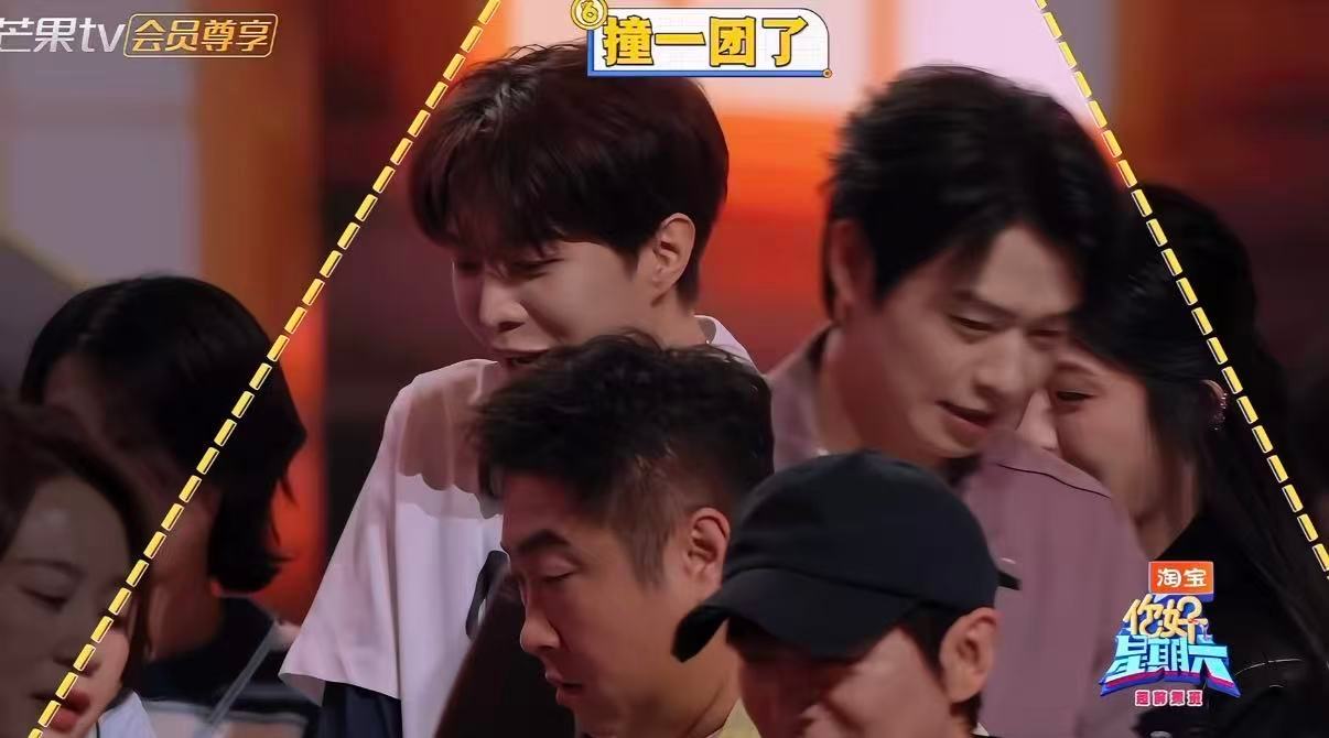 范丞丞魏大勋手忙脚乱跳秧歌救命！范丞丞魏大勋跳秧歌也太好笑了，一个手忙脚乱撞动作