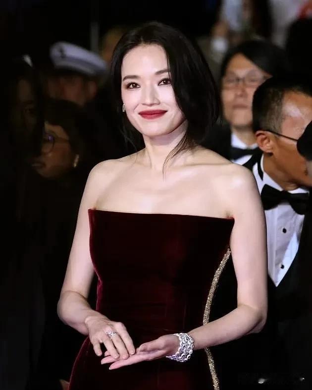  舒淇現现身戛纳红毯
她身穿 Ashi Studio 2025 春夏高级订制红丝
