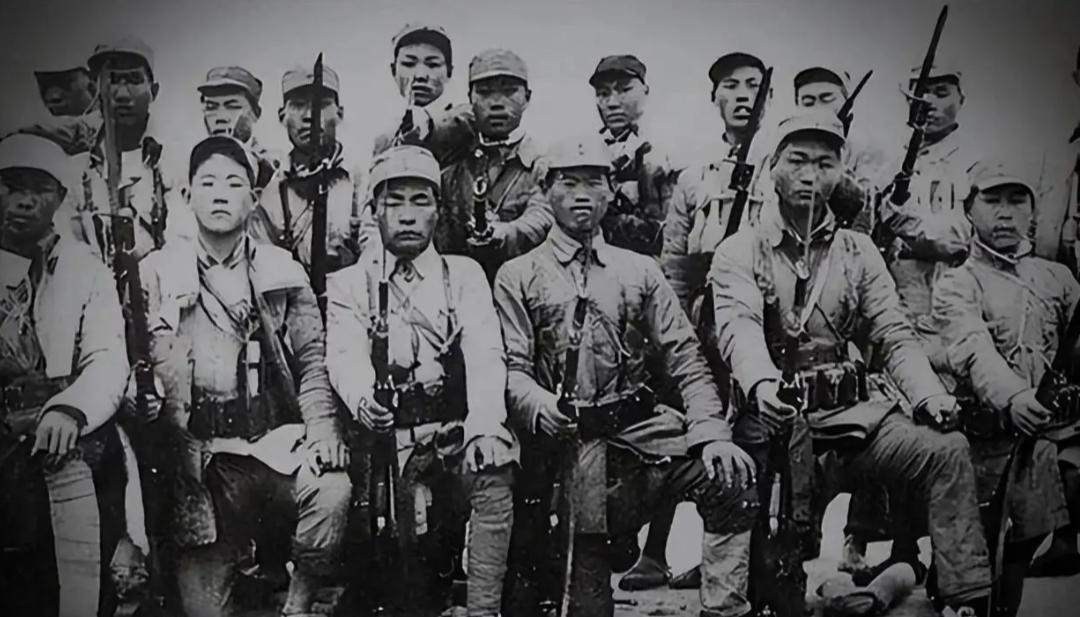 打完仗，清理战场，最危险的时候应该过了——

1945年，新四军战士李福兴弯腰，