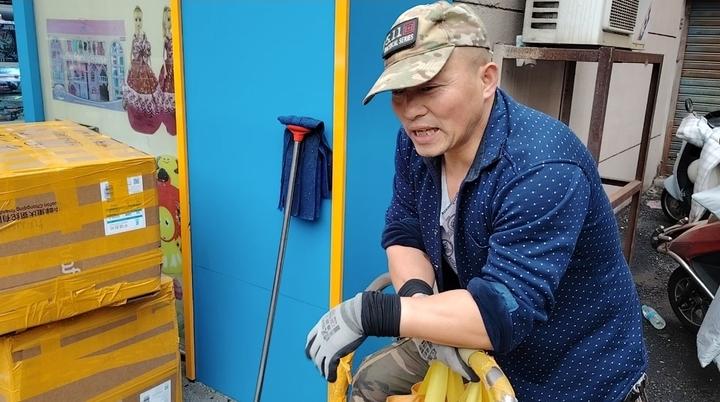 春晚成名的义乌“打包王”熊小平打包真的好丝滑：9秒打完一个包，每天能打400件。