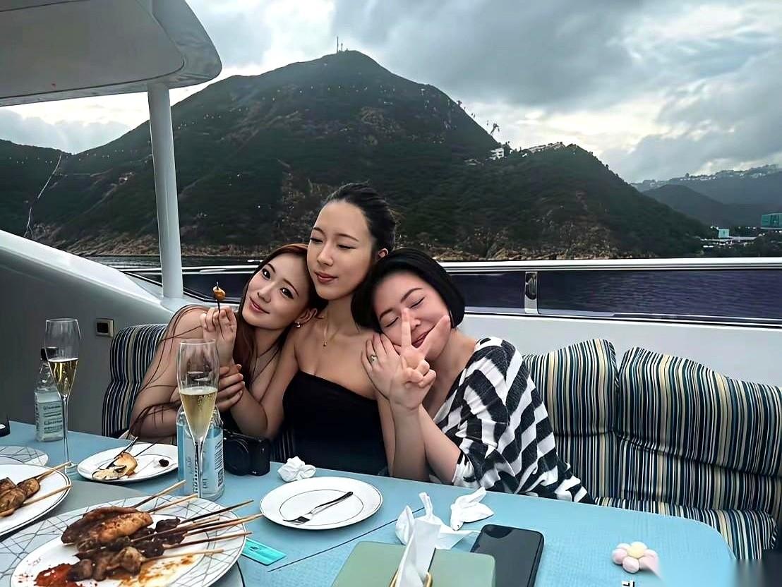 当年全网追着骂小S女儿长得丑的，
现在脸还好吗？
火辣辣的疼吧。
一晃神，三个姑