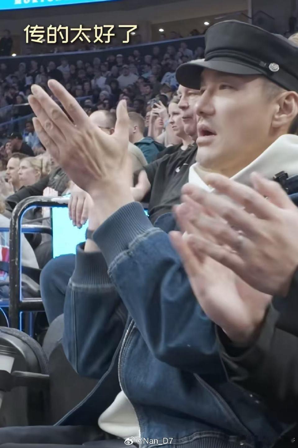 胡兵偶遇NBA开启追星模式  胡兵在这次看秀的时候，偶遇了nba的球队，真的是瞬