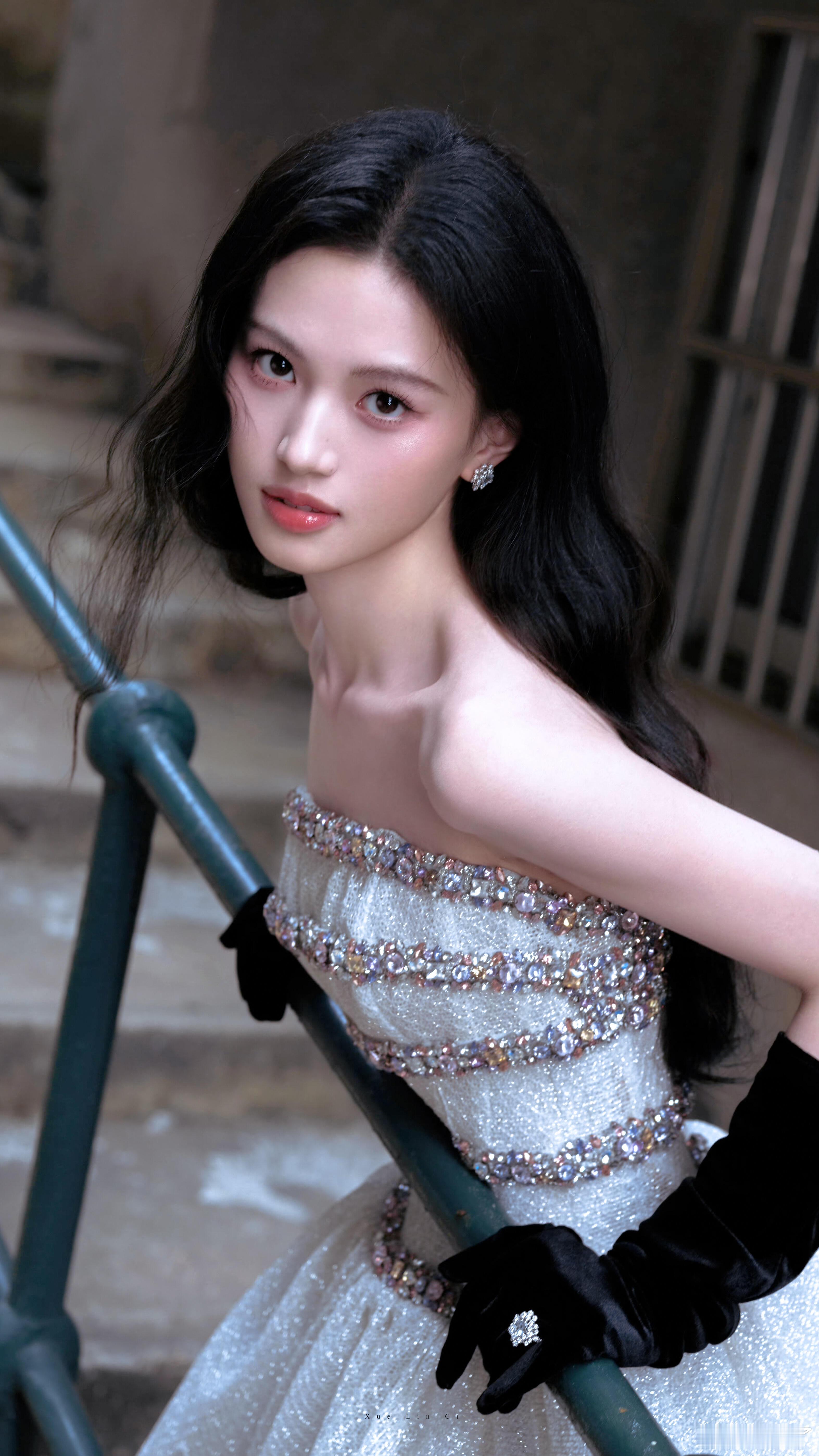 沈羽洁现实版落跑千金没错了这身白裙怕不是从童话书里直接剪裁出来的吧？沈羽洁站在巷