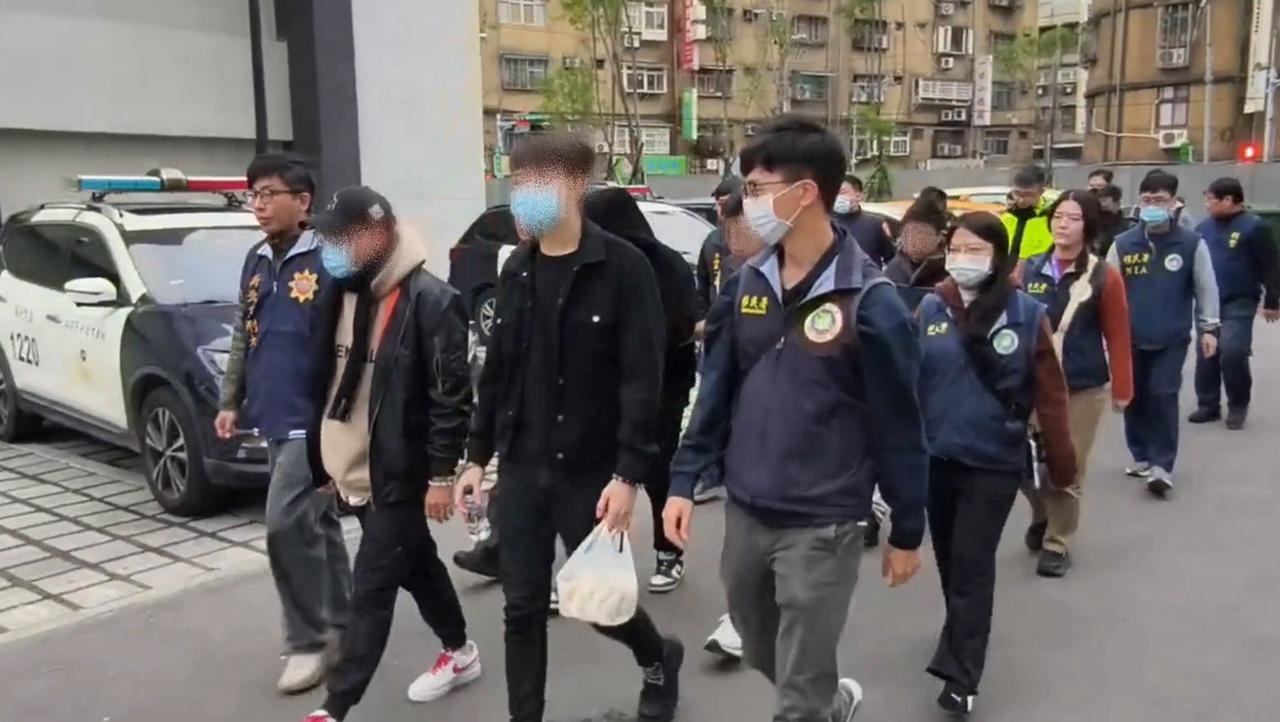 台湾又出现贩卖人口强迫卖淫！
据台媒：台湾省新北市，一名缅甸籍女子原遭人贩集团控