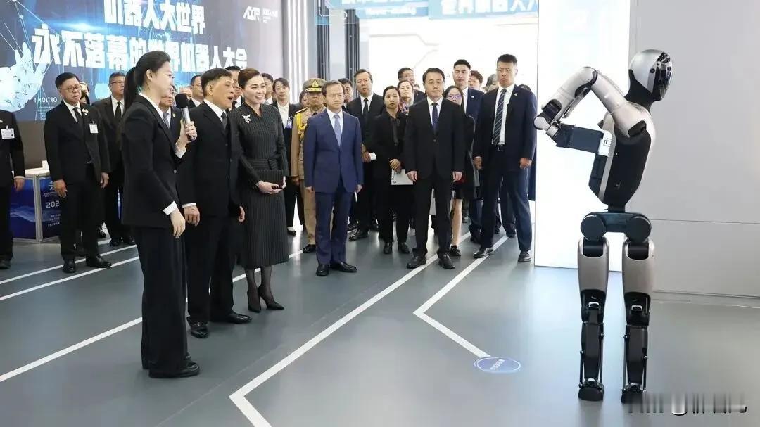泰国国王夫妇参观北京机器人创新中心，观摩了中国人工智能机器人技术相关视频与展陈，