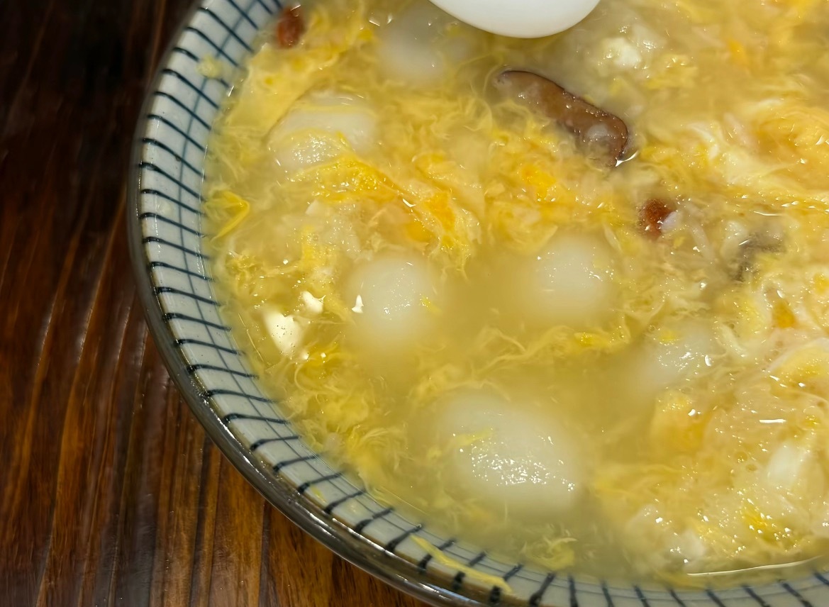 6月28日，网友反映：花钱买罪🥹玉林某店吃到没煮熟的汤圆甜酒。同城热点创作计划