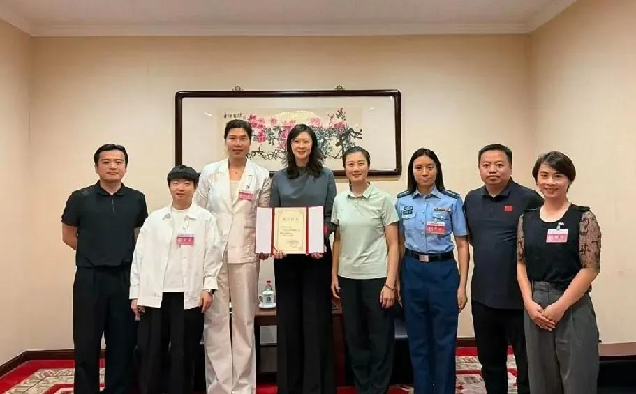 终于时隔十几天终于看到莎莎露面的消息，她今天参与了全国青年联合会的活动，同行的还
