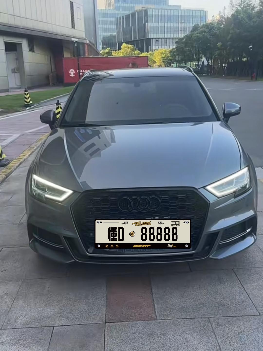 花10万块钱买台奥迪A3代步练手，虽然是奥迪入门级车型，但两箱版看起来更干练。