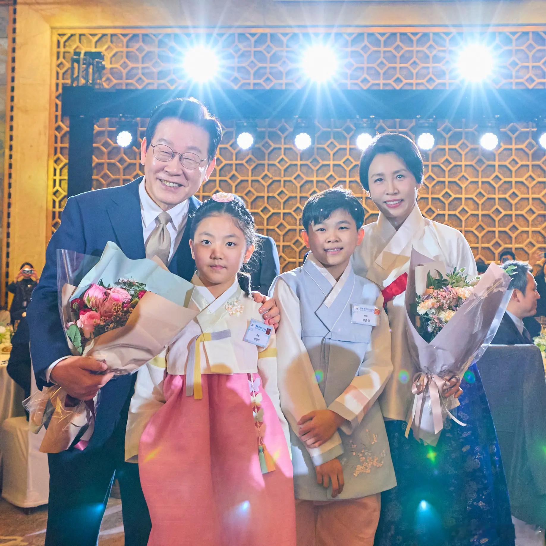 李在明夫人穿韩服出席晚宴1月4日，李在明在北京出席韩国侨界晚宴，其夫人金惠景特意