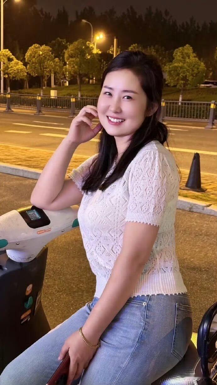 不羡慕开车的，天天上班全堵在路上了，我天天骑着小电动上班最喜欢了。