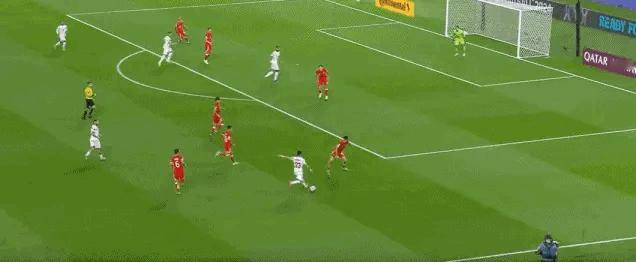 中国香港队的门将表现真不错，有球迷说奥纳纳都要服他，[捂脸][捂脸]其实叶鸿辉手