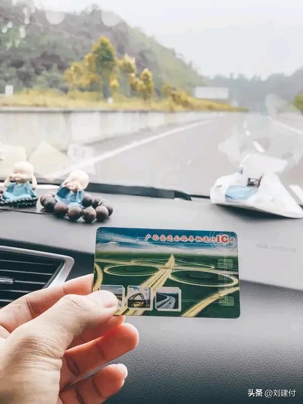 男子下高速显示费用8万多震惊收费员 最近一则新闻离谱至极。一名男子正常下高速，收