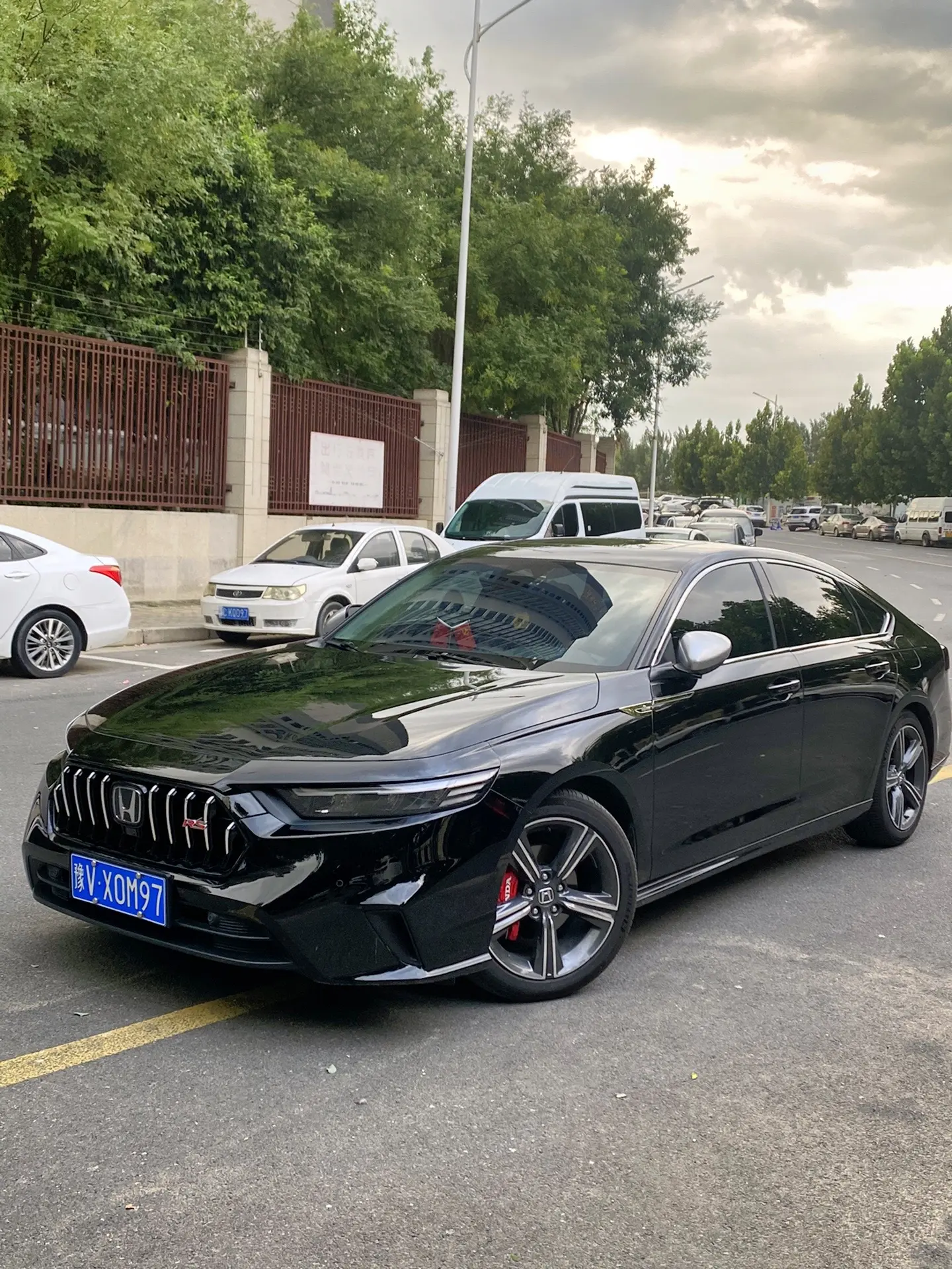 不得不说 这一代英仕派颜值这一块在同级别内没有对手 素车就非常帅了