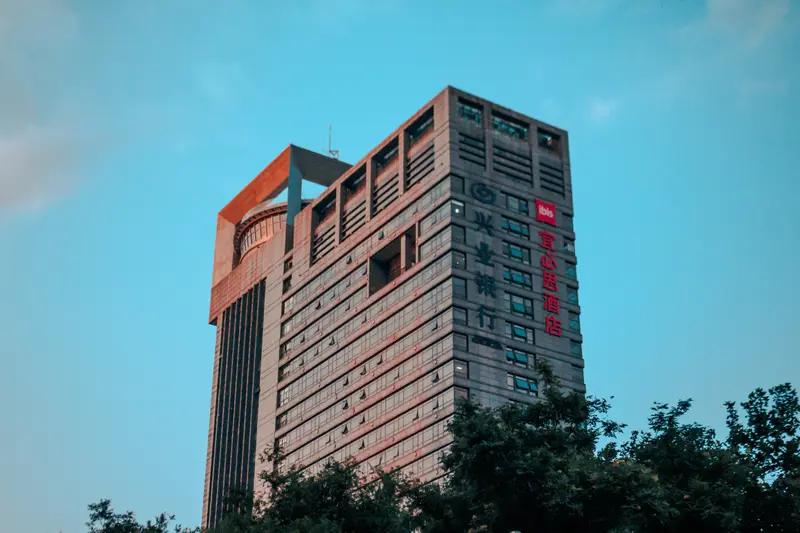 今天早上7点55分，我动手减掉了半仓利亚德。同时，在35.45这个位置，把天际股