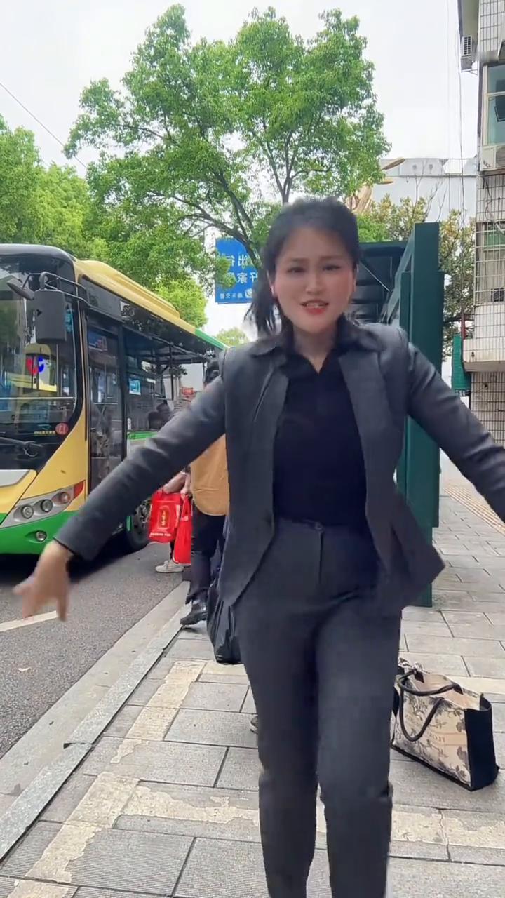 去上班站台等公交车中，支架还没拿，要司机在等下。