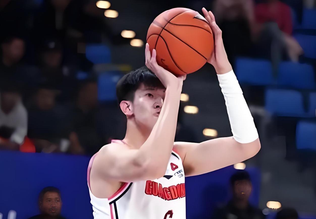 尴尬，2米07悍将成为广东队唯一没出场的球员，球迷：快申请离队！
CBA常规赛第