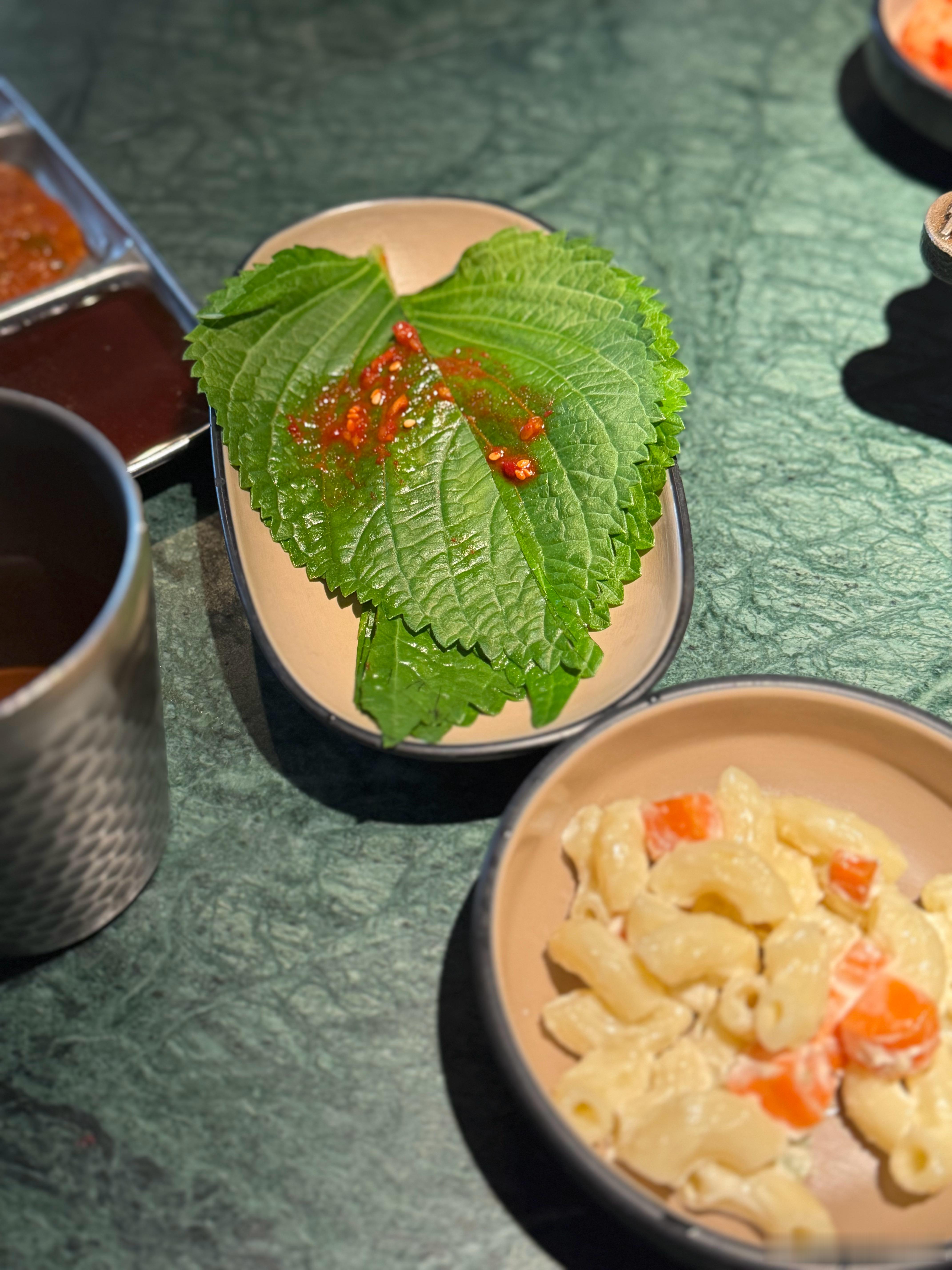 我两家爱吃的店竟是为了锅底菜和叶子打川川的锅底，是那种锅端上来锅底菜可以直接吃的